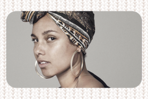 À l'instar d'Alicia Keys présentée en photo, oser être vous et faites une rentrée sans maquillage.

