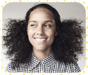 Cette photo d'Alicia Keys en mode no makeup souriante et resplendissante est une belle démonstration de l'importance de se libérer des dictats sociaux de la beauté.