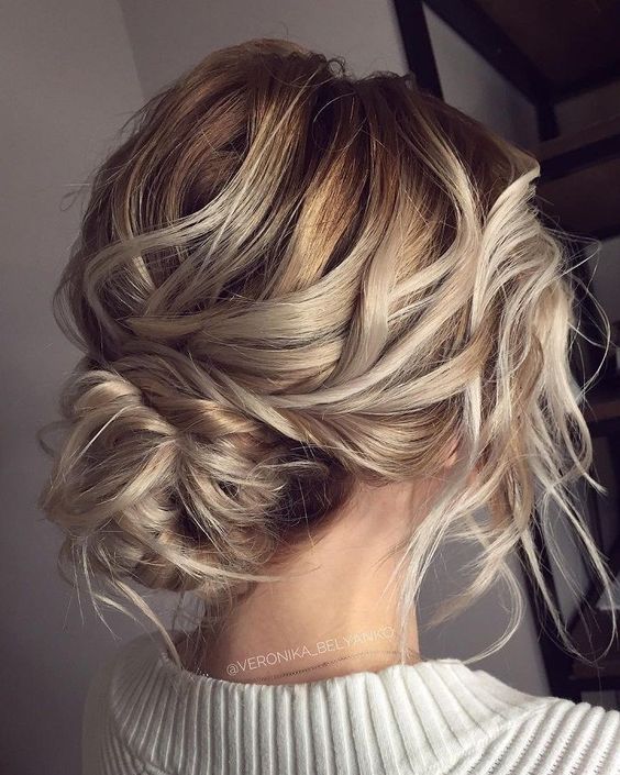 Photo d'un très beau chignon. Que vous recherchiez une coiffure de fête ou un bon style pour aller travailler, le chignon s'adapte magnifiquement à toutes circonstances.