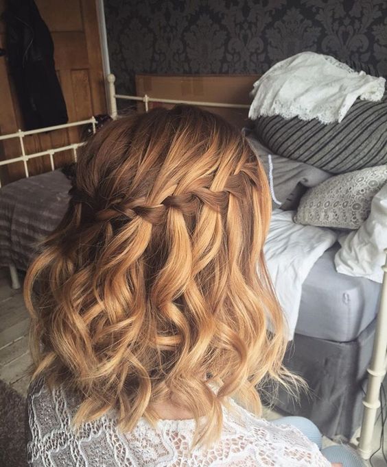 Photo de la tresse Waterfall braid. Une coiffure de fête qui offre un magnifique rendu sur cheveux mi- long.
