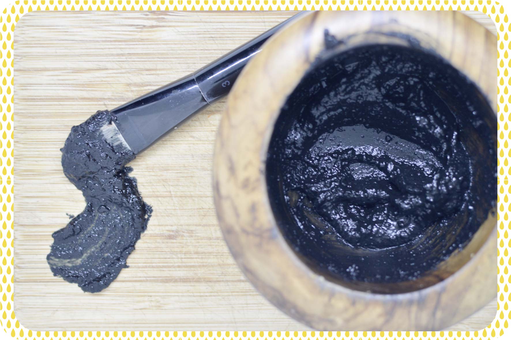 Photo du masque au charbon fait maison pour le visage