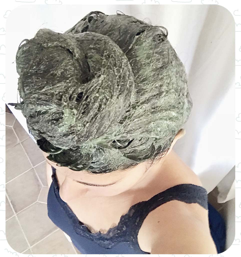 Application du masque pour cheveux au yaourt, mon favori beauté naturelle et bien-être qui à sauvé mes cheveux.